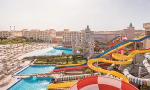 Ein Wasserpark mit bunten Rutschen und einem Schloss-Thema, der pure **serenity alma heights** verspricht.