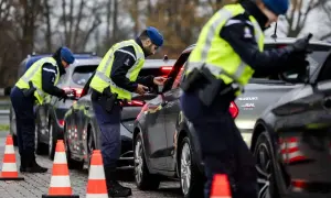 Polizisten kontrollieren Fahrzeuge an der Grenze zur Einreise in die Niederlande.