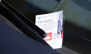 Strafzettel unter Scheibenwischer: Verboten! Ein Zettel vom Ordnungsamt Düsseldorf liegt unter dem Scheibenwischer, der ein Verwarnungsgeld ankündigt.