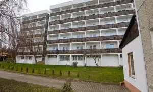 Das Carea Harz Hotel Allrode, ein großes Gebäude mit vielen Balkonen, liegt inmitten einer grünen Anlage.