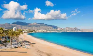 Traumhafter Strand mit Palmen und türkisfarbenem Meer. Perfekt für eine Reise mit dem Auto ans Mittelmeer.