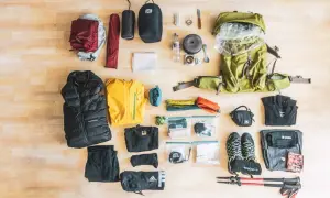 Packliste Wandern 3 Tage: Rucksack, Zelt, Schlafsack, warme Kleidung, Kochutensilien, Schuhe und Wanderstöcke sind bereit für das Abenteuer.
