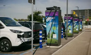 E-Auto laden am Frankfurt Flughafen. Mehrere Ladestationen mit grüner Energie für Frankfurt.