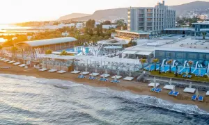 Das Arina Beach Resort erstreckt sich entlang eines Sandstrandes mit Pools, Liegen und einem Restaurant.