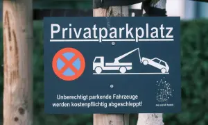 Schild "Privatparkplatz": Unberechtigt parkende Fahrzeuge werden kostenpflichtig abgeschleppt. Wer zahlt abschleppen privatparkplatz? Sie!
