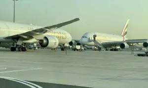 Zwei Emirates-Jets am Flughafen. Ein A380 im Vergleich zu einem kleineren Flugzeug.