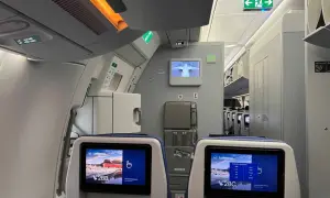 Blick in die Flugzeugkabine. Bildschirme zeigen "Lufthansa" und Sitzplatz 28B/C. Hier erfährst du, wo man im Flugzeug am besten sitzt.