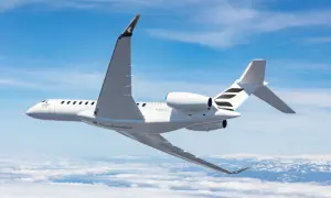 Ein Bombardier Global 8000 Jet fliegt hoch über den Wolken. Die Frage "wie viel fliegt ein Flugzeug" wird hier durch die majestätische Ansicht beantwortet.