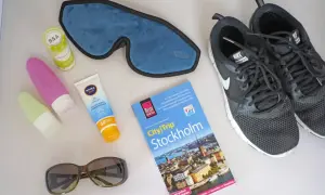 Packliste Wochenende: Sonnencreme, Schlafmaske, Sonnenbrille, Reiseführer Stockholm und Turnschuhe für Stadterkundungen.