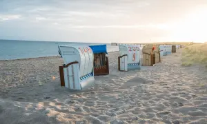 Strandkörbe am Ostseestrand. Die Entfernung zum Auto ist egal, wenn man hier entspannt.