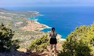 Frauenblick auf die Küste Zyperns. Ein perfekter Zypern Urlaub mit Blick aufs türkisfarbene Meer und die Insel.