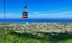 Seilbahnfahrt über Puerto Plata, Dominikanische Republik. Ein perfekter Ausblick für Ihren Dominikanische Republik Urlaub.
