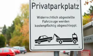 Privatparkplatz: Falschparker werden kostenpflichtig abgeschleppt. Ein Abschleppdienst holt das Fahrzeug ab.