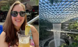 Frau mit Drink am singapur flughafen pool, daneben der beeindruckende Wasserfall im Jewel.
