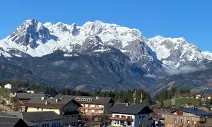 Majestätische, schneebedeckte Berge über dem charmanten Dorf Aja Werfenweng.