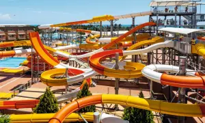 Bunte Wasserrutschen im aqi pegasos world Wasserpark, die sich durch die Luft schlängeln.
