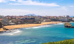 Traumhafter Frankreich Urlaub am Meer: Küstenstadt mit Sandstrand, Felsen und türkisfarbenem Wasser.