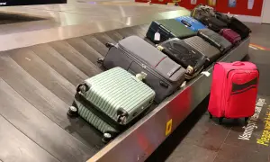 Koffer verloren? Auf dem Gepäckband am Flughafen warten viele Koffer auf ihre Besitzer. Hoffentlich ist keiner davon verloren gegangen.