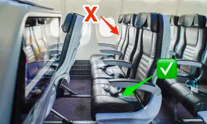 Flugzeugkabine mit Sitzreihen. Ein rotes X markiert einen Sitzplatz, ein grüner Haken einen anderen. Sitzplatz A ist hier nicht zu sehen.