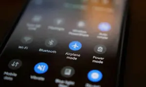 Nahaufnahme eines Smartphones, das den Flugmodus aktiviert. Das Handy ist bereit für den Flug.