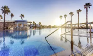 Ein traumhafter Poolbereich mit Palmen und einer Bar im TUI Magic Life Plimmiri.