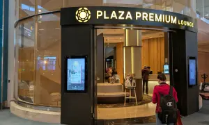 Plaza Premium Lounge Eingang. Mit Priority Pass genießt man hier viele Vorteile, wie z.B. Komfort und Ruhe.