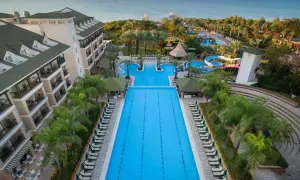 Dobendan Beach Resort: Ein Urlaubsparadies mit großen Pools, Wasserrutschen und Meerblick. Komfort und Entspannung pur.