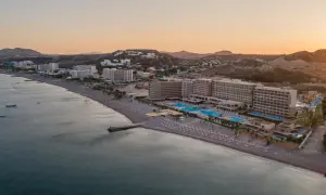 Amada Colossos Resort Rhodos: Weitläufige Hotelanlage mit Pools und Strand am Meer, umgeben von Hügeln.