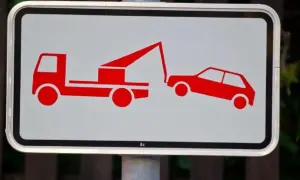 Warnung: Abschleppdienst im Einsatz. Vorsicht, hier könnte Ihr Auto zu unrecht abgeschleppt werden.