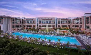 Ein luxuriöses Resort mit einem riesigen Pool und Palmen, das an das **Regnum Carya** erinnert. Abenddämmerung mit rosa Himmel.
