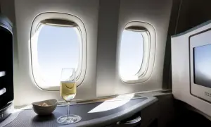 Sektglas und Snack am Fenster im Flugzeug. Ein kostenloses Upgrade Flug, das den Luxus genießt.