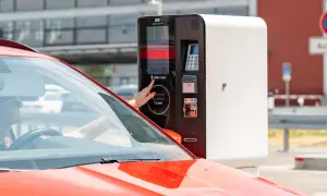 Frau am Parkscheinautomaten am Flughafen Memmingen. Hier kann man kostenlos parken, wenn man den richtigen Tarif wählt.