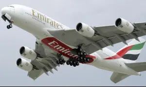 Emirates Airbus A380 hebt ab. Die technischen Daten dieses Giganten sind beeindruckend, mit vier Triebwerken und einer riesigen Spannweite.
