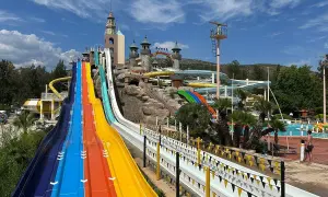 Bunte Wasserrutschen im Aqua Fantasy Aquapark Hotel & Spa versprechen Spaß.