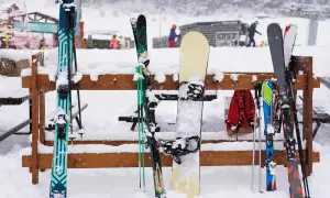 Skier und Snowboarder warten auf die Piste. Die Ausrüstung ist bereit, eine perfekte Checkliste Skifahren.