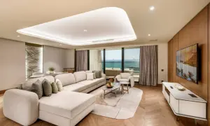 Luxuriöses Wohnzimmer mit Meerblick im Regnum The Crown Belek. Ein großes Ecksofa lädt zum Entspannen ein.
