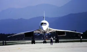 Die Concorde steht auf dem Rollfeld. Ihre elegante Form lässt erahnen, warum sie eingestellt wurde: hohe Kosten und ein tragischer Unfall.