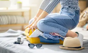 Packliste Reiterferien: Kleidung, Hut, Sonnenbrille und Kamera für den Urlaub.