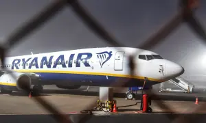 Ryanair-Flugzeug am Flughafen, bereit für den Start, aber das Nachtflugverbot in Europa hält es am Boden.