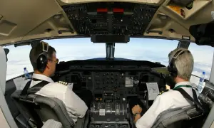 Zwei Piloten im Cockpit, bereit für den Flug. Sie sind das ABC der Piloten, mit Blick auf die Wolken.