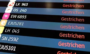 Flugplan zeigt viele gestrichene Flüge. Ein frustrierender Anblick für Reisende, die ihren Flug steuern wollten.
