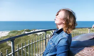 Frauenkopf im Wind, Blick auf die Dünen und das Meer bei Hvide Sande.