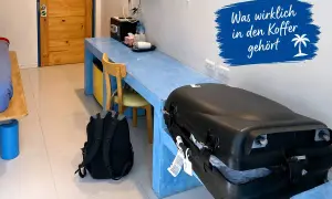 Packliste Asien: Ein Rucksack und ein großer Koffer stehen bereit. Was wirklich in den Koffer gehört, wird bald gepackt.