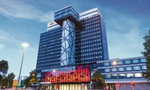 Das Hotel RIU Plaza Berlin ragt mit seiner modernen Architektur in den Abendhimmel.