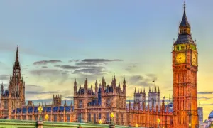 Big Ben und das Parlament in London bei Sonnenuntergang. Perfekt für einen Kurztrip London!