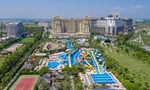 Ein luxuriöser royal holiday palace mit Wasserrutschen, Pools, Tennisplätzen und viel Grün.