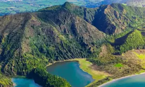 Grüne Berge und ein blauer See auf den Azoren. Ein perfekter Ort für einen unvergesslichen Azoren Urlaub.