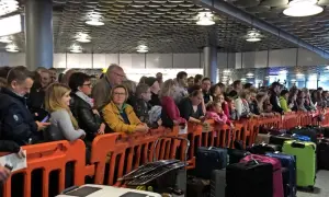 Menschen stehen Schlange bei einer Kofferversteigerung in Hannover. Viele Koffer warten auf neue Besitzer.