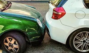 Ein weißes Auto parkt auf meinem Stellplatz. Ich finde einen Zettel am Auto, der besagt, dass jemand auf meinem Stellplatz parkt.