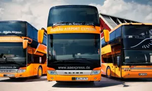 Drei orange-schwarze Doppeldeckerbusse von Allgäu Airport Express stehen bereit. Informieren Sie sich über die alex airport shuttle preise für Ihre Reise.